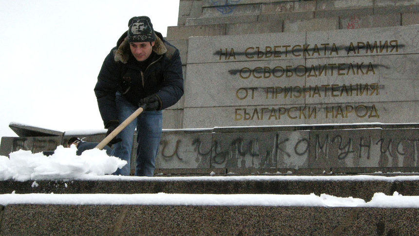 Почистване на паметника на Съветската армия от графити.