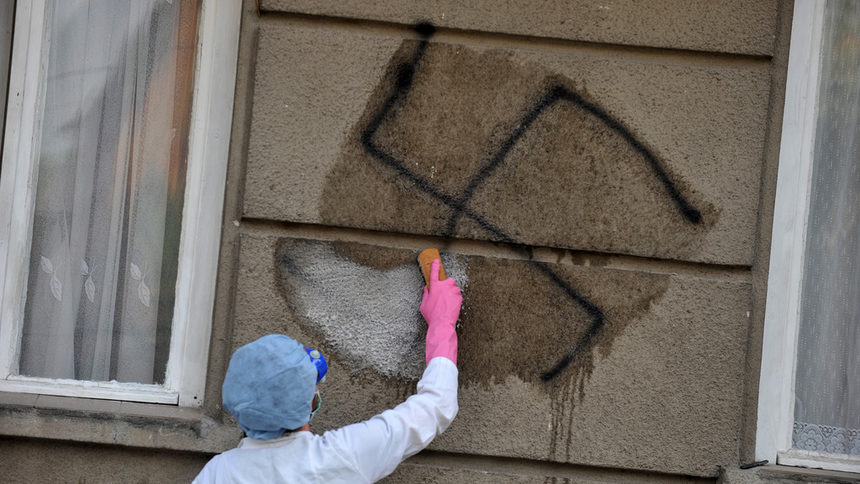 Акция за премахнването на графити с натцистки символи се проведе в София