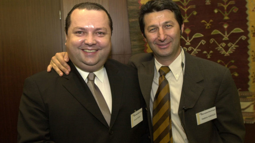 Димов и Владимир Каролев (вдясно), част от икономическия екип на НДСВ, на среща с чужди инвеститори през 2001 г.