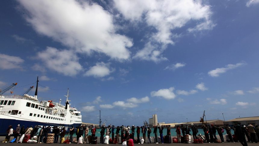 Снимка от пристанището на Мисрата от вчера показва опашка от чакащи евакуация чужденци