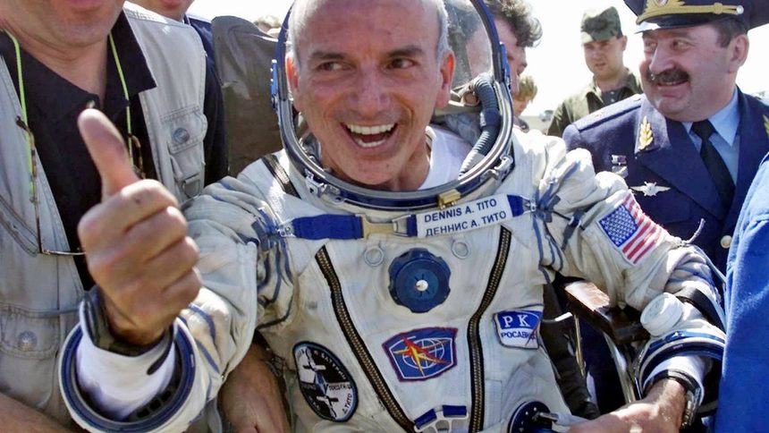 60-годишният към датата на полета инвестиционен банкер Денис Тито записа името си в историята като първият космически турист. <br />