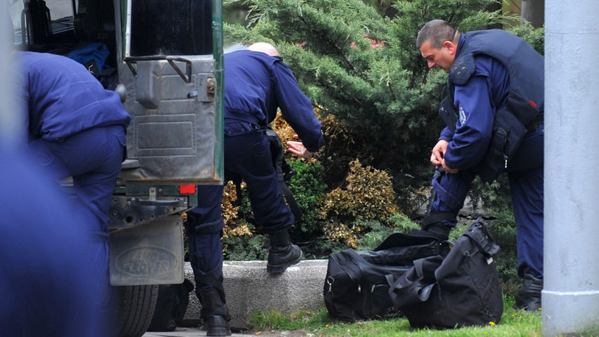 Четирима полицаи са обвинени за нахлуването в дом в Кърджали