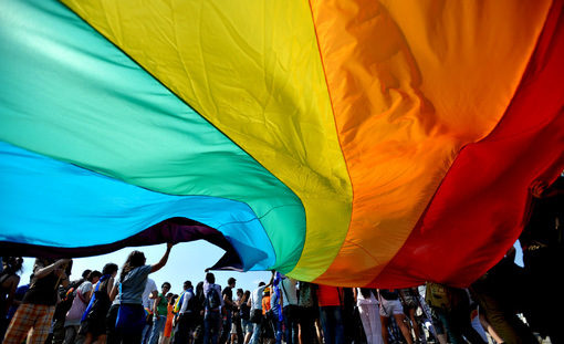Гей парадът: Малко провокации и много полицаи (видео)