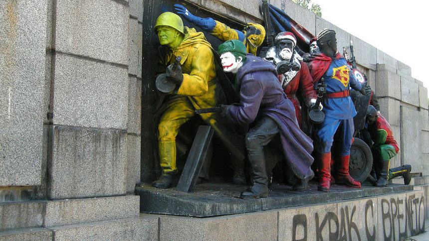 Над 1700 души се обявиха във Фейсбук срещу почистването на изрисувания паметник в София