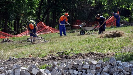 Остава в сила пълната забрана за наемане на българи и румънци в три сектора - строителство, почистване на сгради и вътрешна декорация.