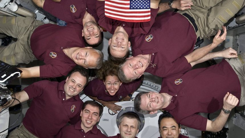 Капитанът на "Атлантис", заедно с екипажа на совалката и екипа на Международната космическа станция.