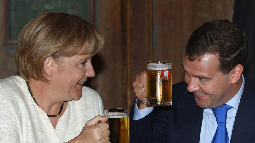 Президентът на Русия Дмитри Медведев (вдясно) и Ангела Меркел, лидер на Християн-демократическия съюз в Германия