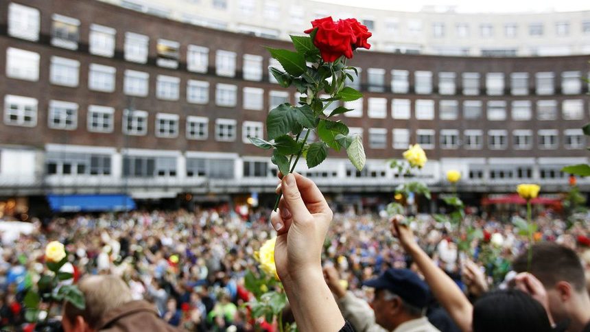 Норвежци носят рози на стохиляден поход в Осло в памет на жертвите на убиеца Андерш Брейвик на 25 юли 2011 г.