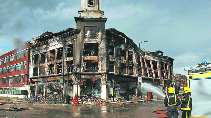 Изгоряла сграда в Тотнъм