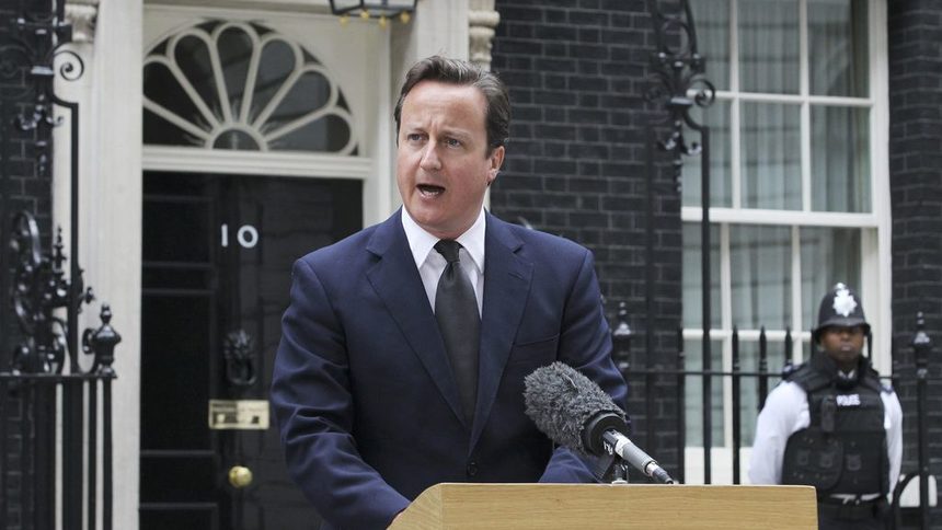 Премиерът Дейвид Камерън изпрати 16 000 полицаи да патрулират в Лондон през нощта на 9 срещу 10 август 2011 г.