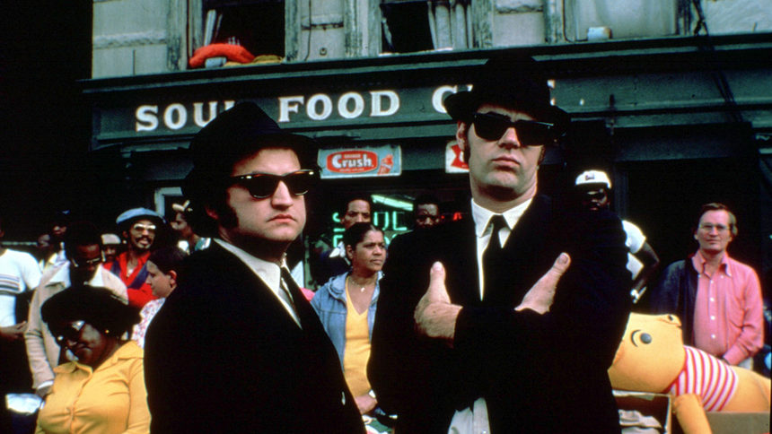 Джон Белуши (вляво) и Дан Акройд като "Блус брадърс". Акройд ще бъде продуцент на предстоящия биографичен филм за неговия покоен колега и приятел.