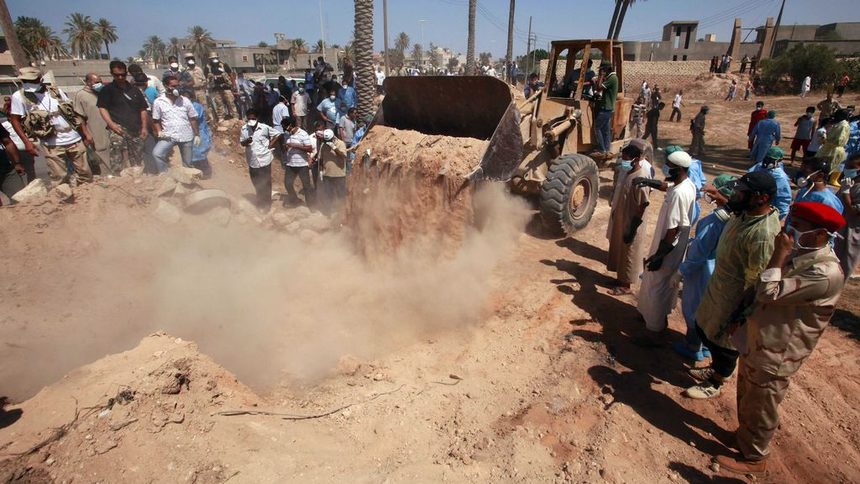 Бунтовници търсят заровени тела с булдозер в Триполи на 11 септември 2011 г.