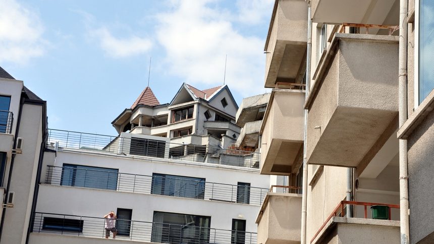 Брокери: Хората продават домовете си заради дългове