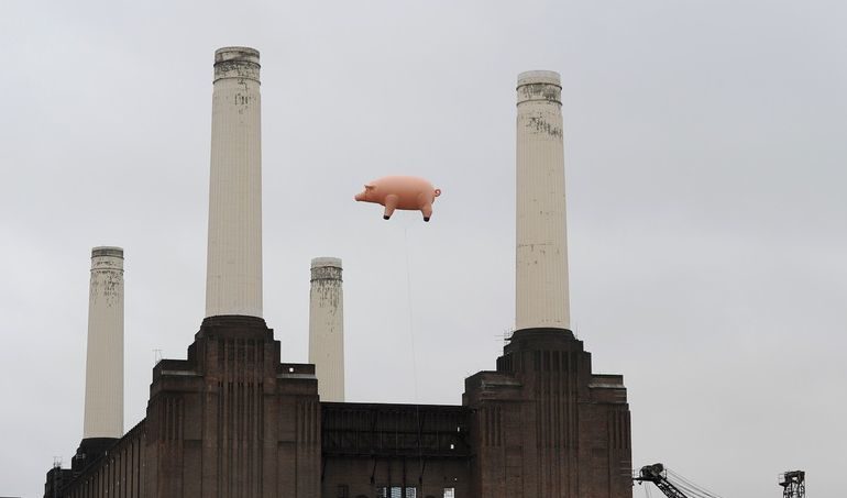 Огромно надуваемо прасе летя над Лондон заради "Пинк Флойд"