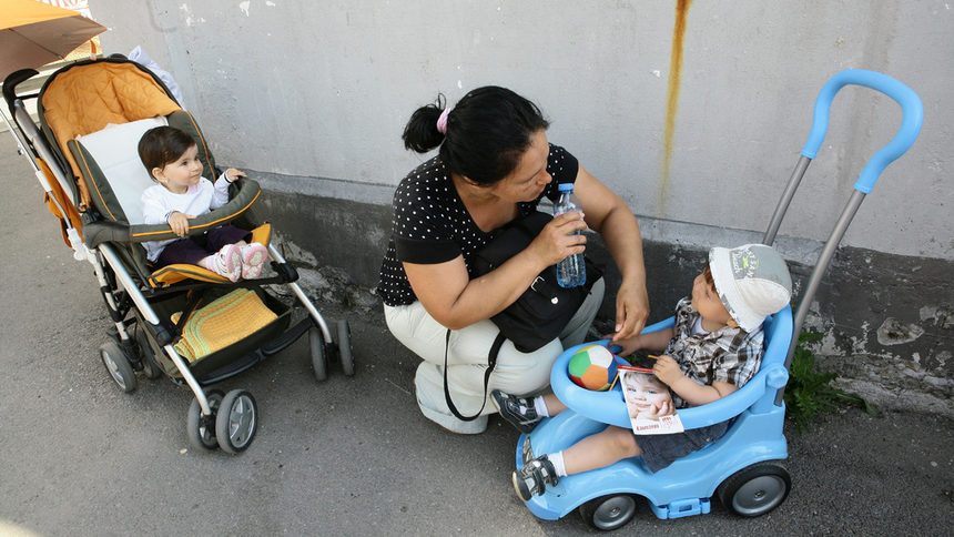 Едва 13% от българите биха станали приемни родители