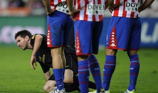 Аржентинският нападател на "Барселона" Лионел Меси искаше дузпа и срещу "Спортинг" (ГХихон) в последния кръг, но такава не беше дадена<br />