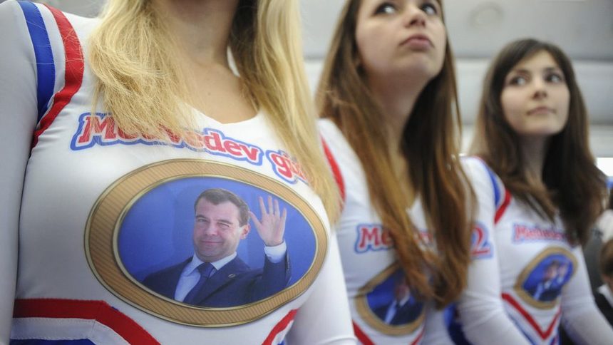 Medvedev Girls разцелуваха руския президент