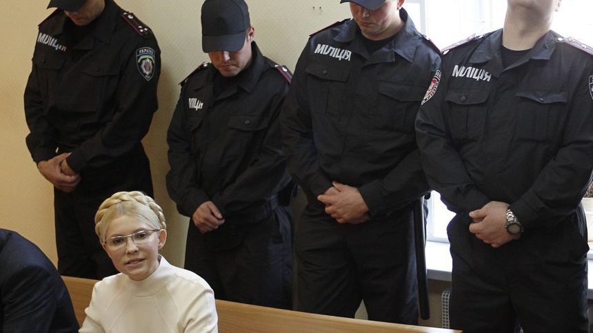 Юлия Тимошенко в съдебната зала по време на процеса срещу нея
