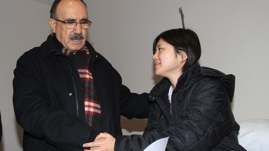 Турският вицепремиер Бешир Аталай посещава в болница японската хуманитарна работничка Миюки Конаи, която оцеля под руините на един от срутените хотели във Ван