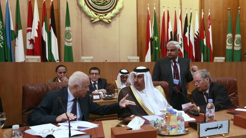 Секретарят на Арабската лига Набил ал Араби (вляво) и катарският външен министър Хамад бин Джасим (вдясно) подкрепиха решението за замразяване на членството на Сирия