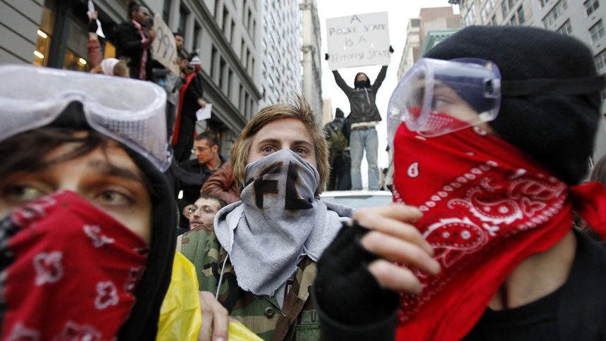 Полицията арестува над 200 протестиращи от "Окупирай Уолстрийт" в Ню Йорк