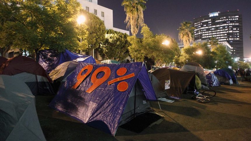Палатки от лагера на движението "Окупирай Ел Ей" пред кметството в Лос Анджелис