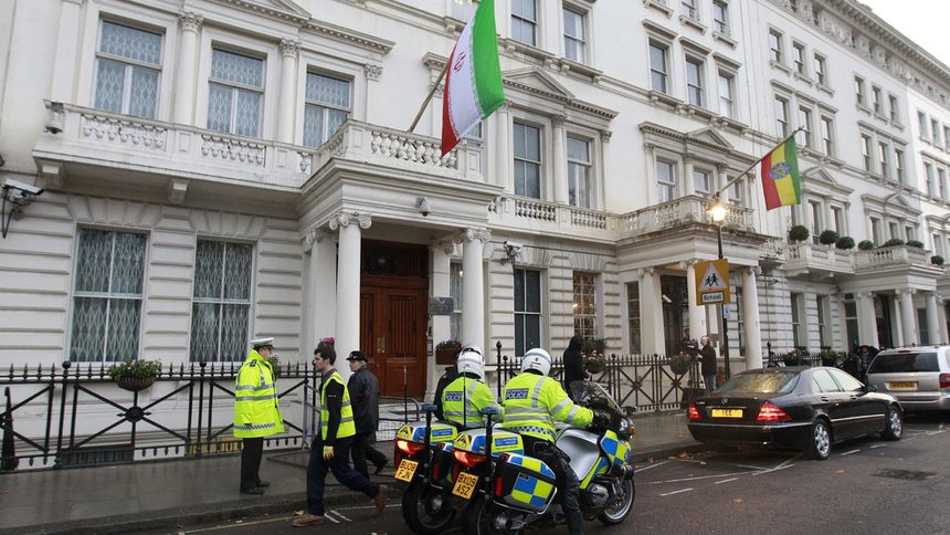 Британски полицаи затвориха посолството на Техеран в Лондон