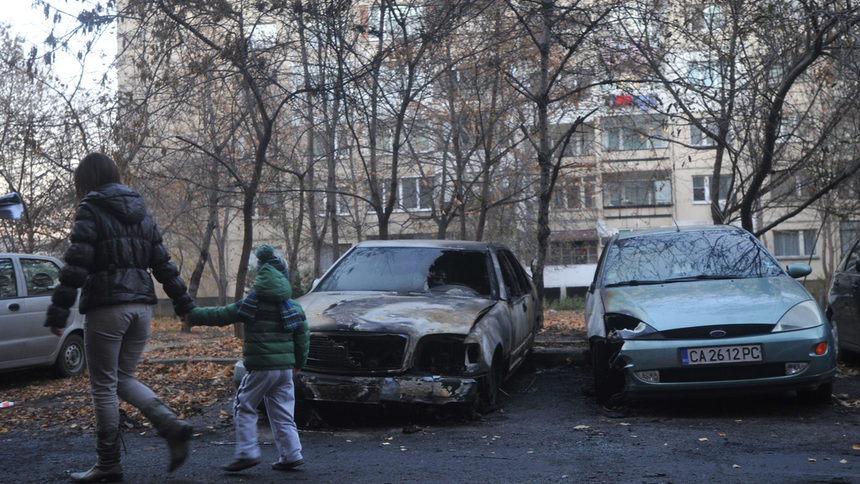 Един от пострадалите автомобили в квартал "Младост" 3 в София