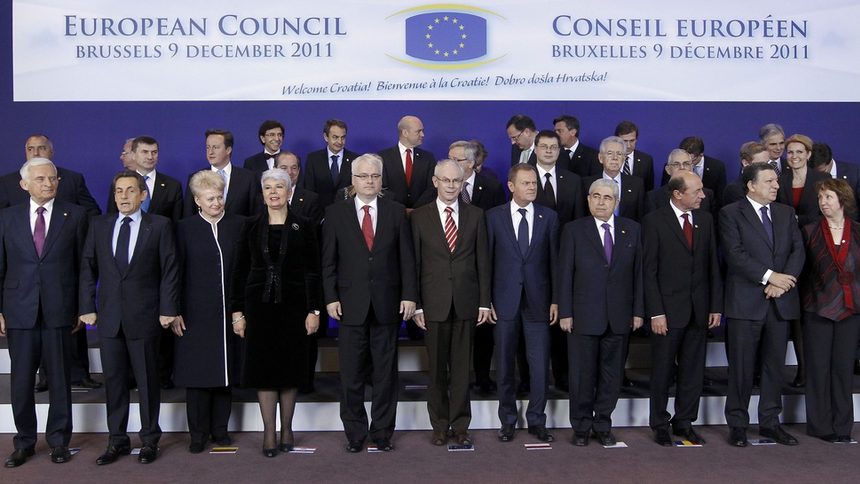 Седемнайсетте страни от еврозоната ще работят за отделно споразумение извън европейските договори.