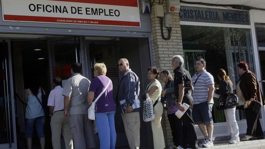 Хора чакат на опашка пред център за безработни в испанската столица Мадрид
