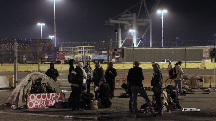 Протестиращи от "Окупирай Уолстрийт" блокираха пристанища по Западното крайбрежие на САЩ