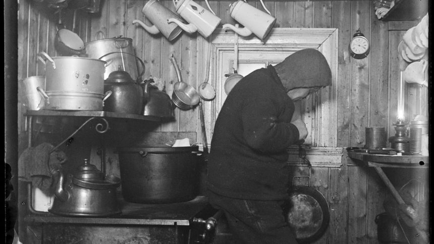 Адолф Линдстрьом в кухнята на антарктическата база "Фрамхайм". 1911 г.