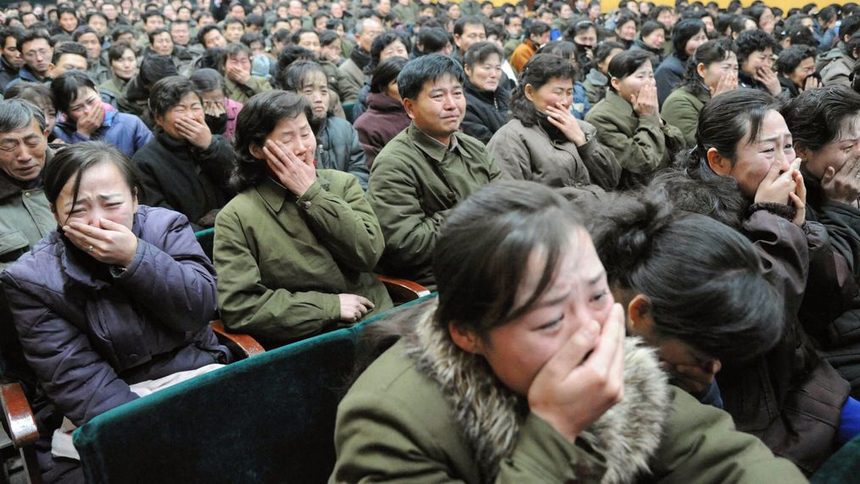 Севернокорейци плачат неудържимо за "любимия вожд"