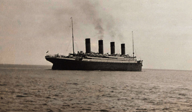 Корабът "Титаник" при заминаването на първото и последното му пътешествие.