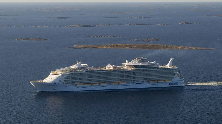 Най-големите кораби в света са близнаците Oasis of the Seas и Allure of the Seas, но те засега плават само от американски пристанища