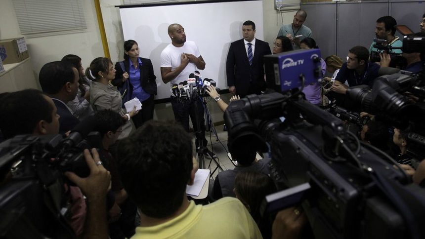 Aдриано дава пресконференция в полицейското управление на Рио де Жанейро