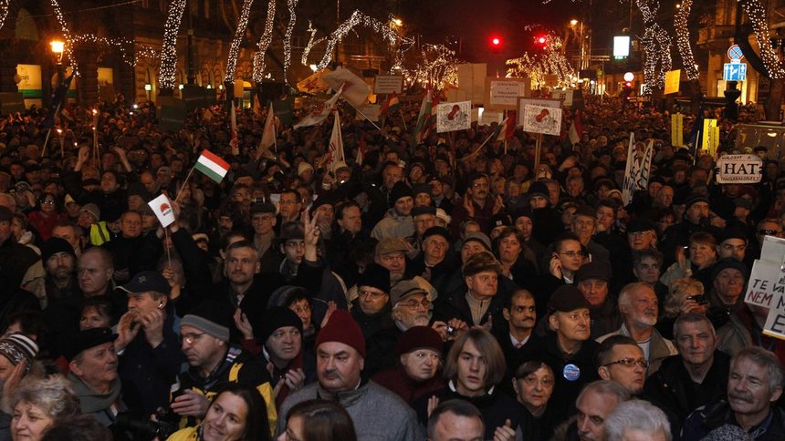 Десетки хиляди унгарци протестираха в Будапеща срещу новата конституция.