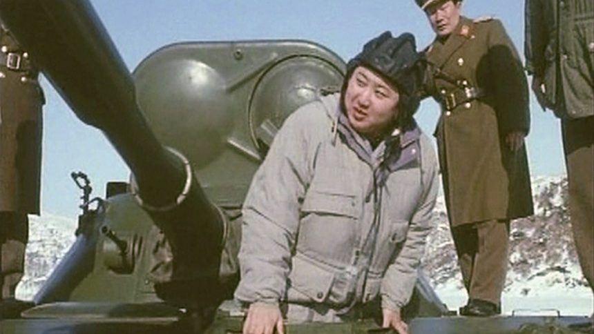 Кадри от излъчения в неделя по корейската държавна телевизия филм за Ким Чен Ун