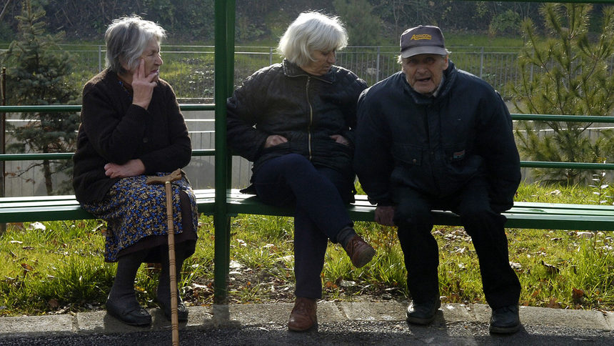 По средни данни според европейците започват да се възприемат като стари хора точно преди да навършат 64 години, а след навършването на 41.8 години вече не се смятат за млади.