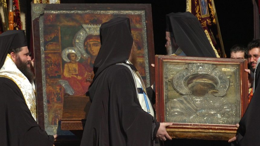 Висшите духовници обединяват нацията в най-трудните моменти. Тук митрополитите носят чудотворни икони от няколко манастира на молебен за задържаните тогава все още медици в Либия (архив 2007г.)