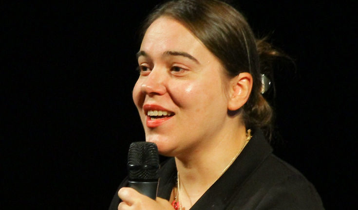 Мария Чомарова на сцената на форум "Родителство" през октомври 2011 г.