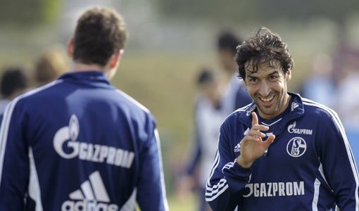 Испанският нападател на "Шалке" Раул има десет гола този сезон<br />