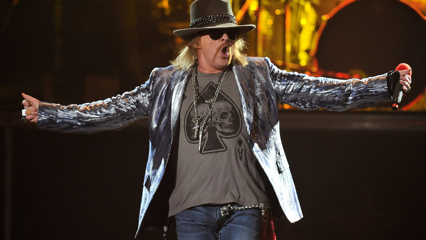 Аксел Роуз по време на концерт на Guns N' Roses през 2010 г.