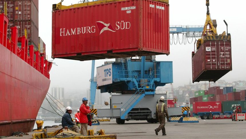 Чилийски докери разтоварват контейнери във Валпарайсо