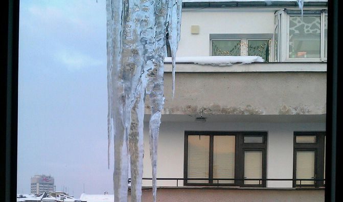 След страхотен уикенд и преход със снегоходки в Стара планина от Шипково през хижа Васильов, хижа Ехо до Розино, прибирайки се в София бях изненадан от огромните ледени висулки на прозореца.