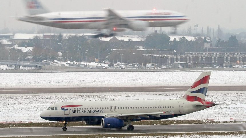 Студът и снегът отмениха полети от летище "Хийтроу"