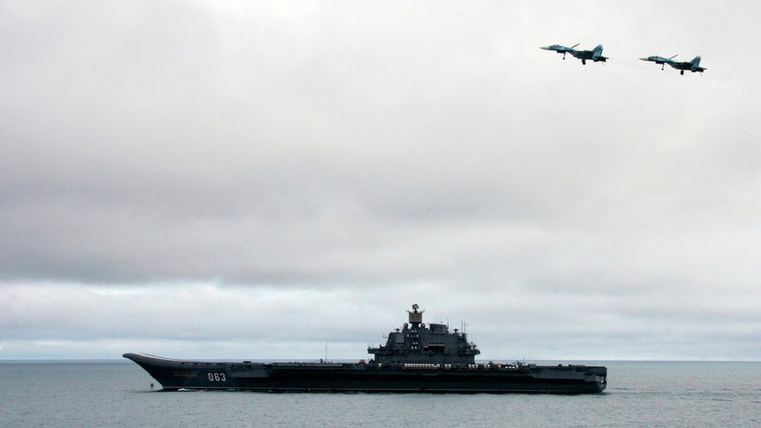 В момента на въоръжение в руските военноморски сили е само самолетоносачът "Адмирал Кузнецов" (на снимката)