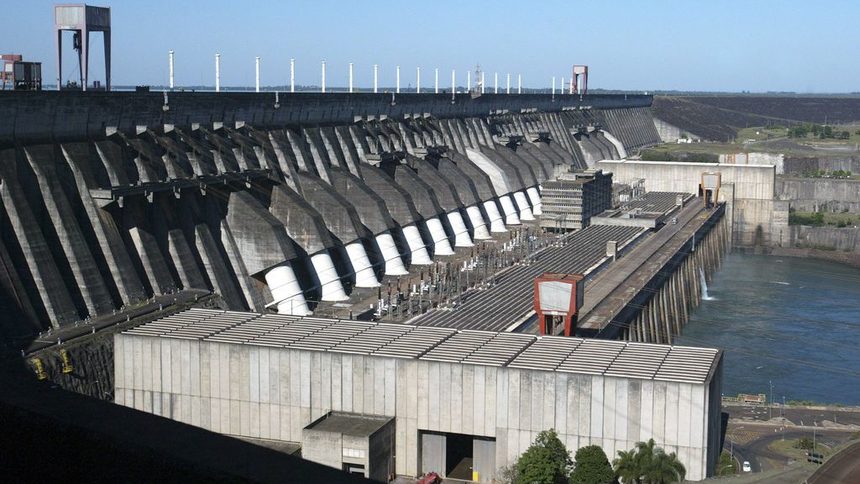 Стената на язовира Итайпу - най-голямата действаща водноелектрическа централа в света, от бразилската страна на границата с Парагвай