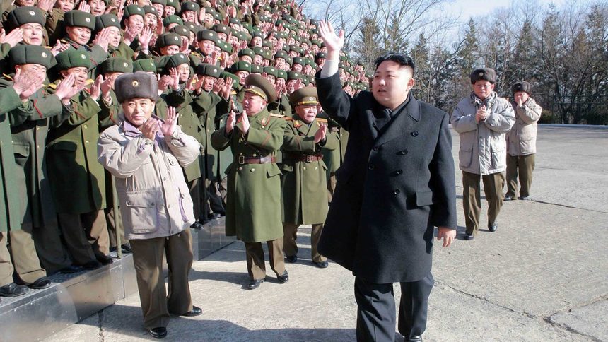 Ким Чен Ун е (в черното яке) бе провъзгласен за лидер на Северна Корея и главнокомандващ на въоръжените сили въпреки липсата на опит