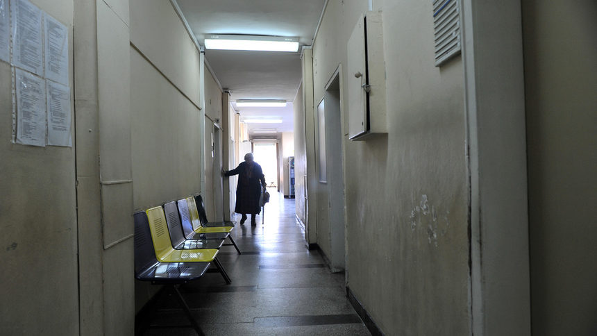 Ученик е със счупен таз заради паднало изборно табло в училище в Рудозем